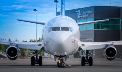 Avion sur le tarmac de l'Aéroport régional de Val-d'Or